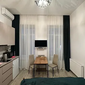apartment-on-uznadze-50.alltbilisihotels.com/
